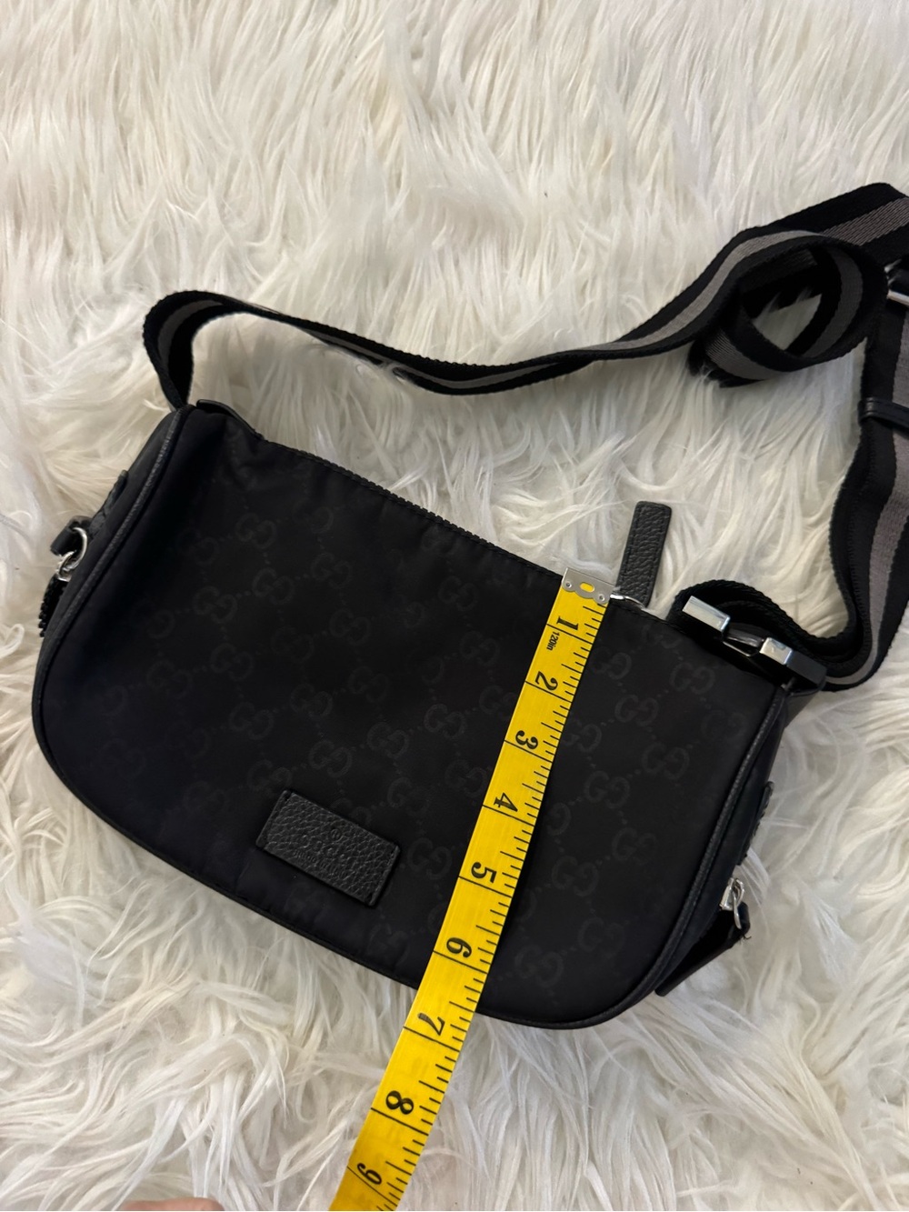 Gucci Black Crossbody Shoulder Bag with Adjustable Strap - Picture 3 of 8